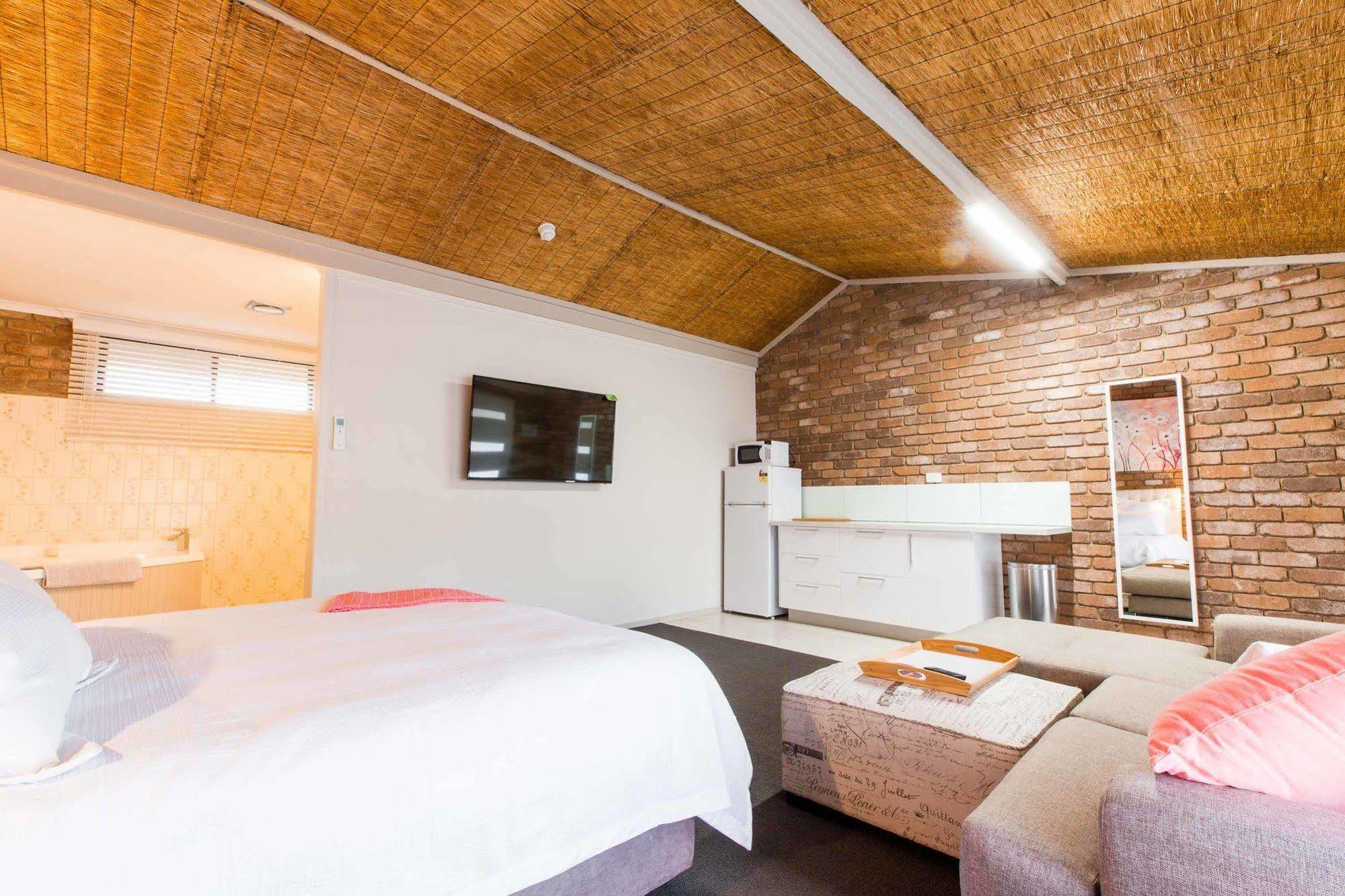 Farnham Court Motel And Restaurant Morwell Εξωτερικό φωτογραφία